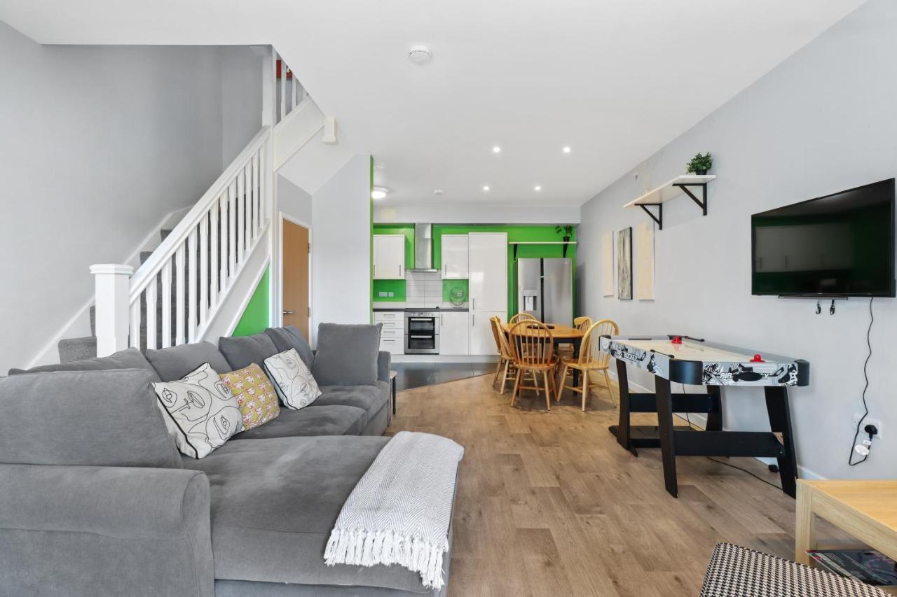 Modern House With Parking Buisness And Leisure