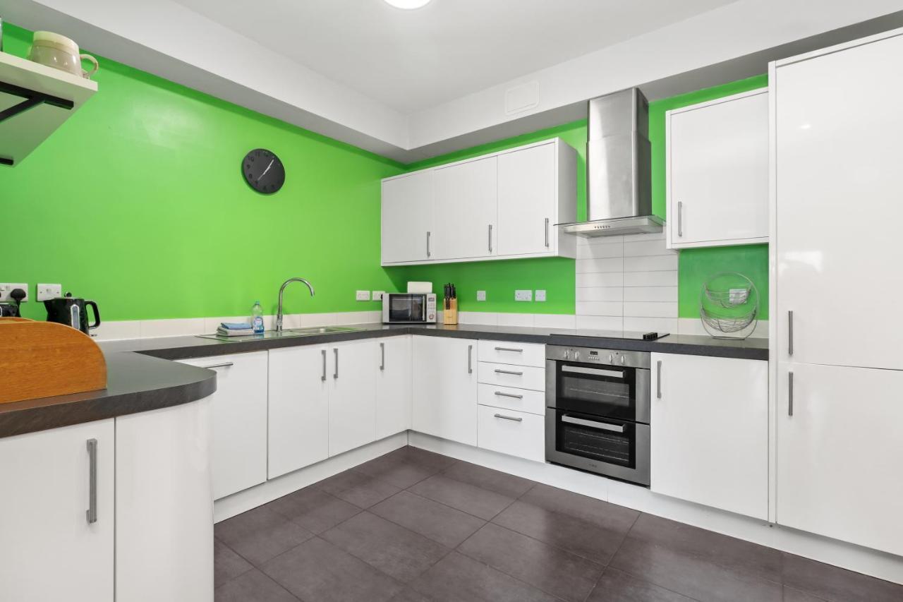 Modern House With Parking Buisness And Leisure Holiday home *